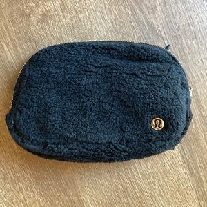 Lululemon Athletica Everywhere fleece belt bag